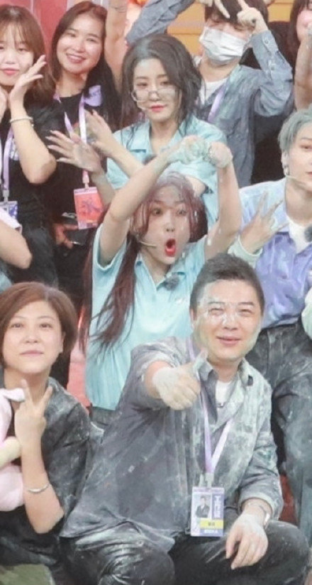 Hội những nữ idol không ngại “bóc phốt” ông chủ: Ngu Thư Hân chuyên đem sếp ra tấu hài ảnh 2