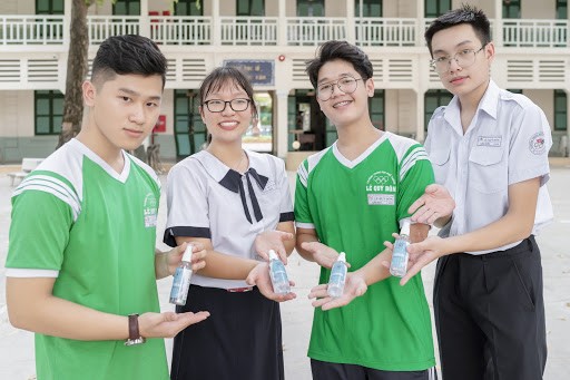 Bất ngờ chưa, người chế ra nước rửa tay diệt khuẩn 99.9999% là 2 học sinh lớp 11 ảnh 2