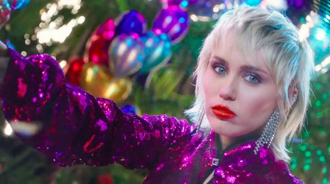 VMAs 2020: Miley Cyrus trình diễn đu người, kỷ nguyên “Wrecking Ball” sắp trở lại? ảnh 7