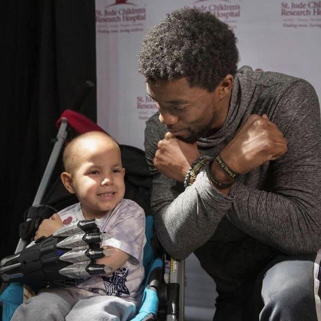 Cảm động khi “Black Panther” Chadwick Boseman tiếp thêm sức mạnh cho trẻ mắc bệnh ung thư ảnh 4