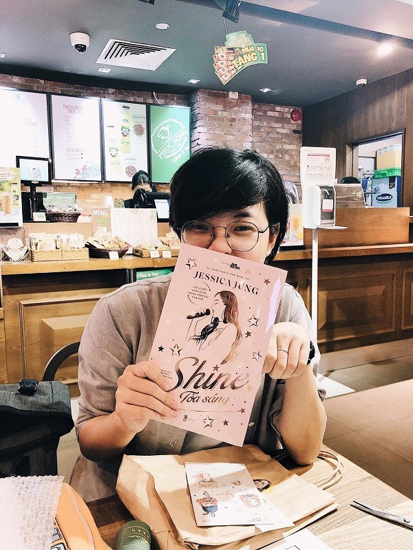 “Shine” của Jessica Jung: Fan háo hức cầm trên tay những cuốn sách đầu tiên ảnh 4