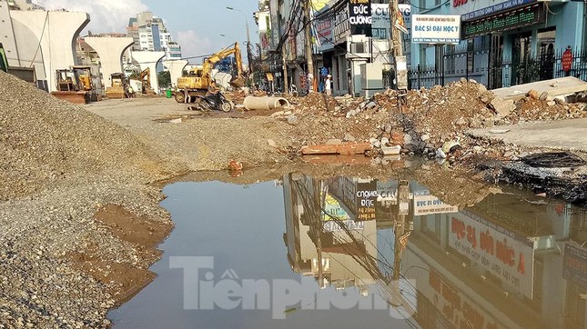 Người dân khốn khổ luồn lách trong khói bụi khi qua đại công trường vành đai 2 ảnh 12