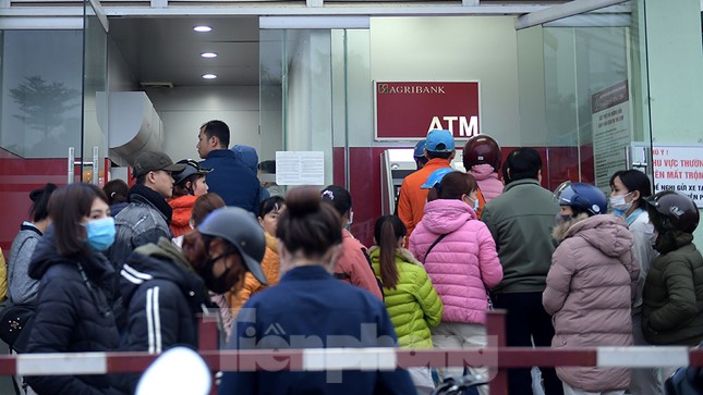 Cây ATM báo lỗi khi công nhân rồng rắn xếp hàng rút tiền ngày cuối năm ảnh 3