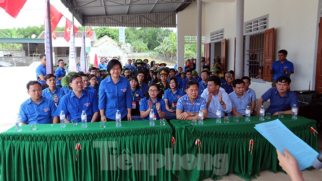 Thanh niên trao tặng sân chơi cho trẻ em nghèo Nghệ An ảnh 1