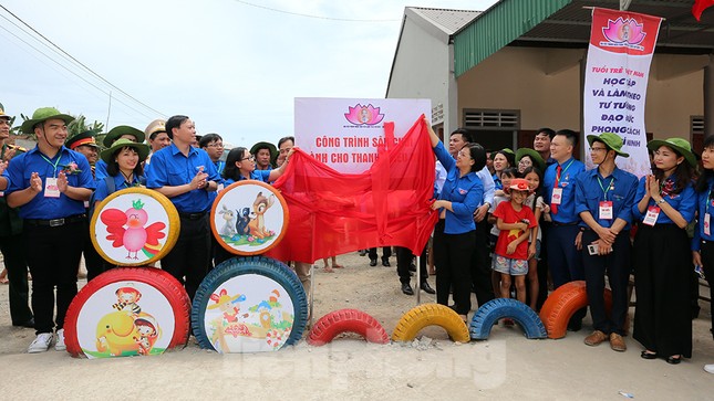 Thanh niên trao tặng sân chơi cho trẻ em nghèo Nghệ An ảnh 2