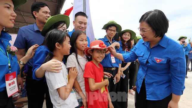 Thanh niên trao tặng sân chơi cho trẻ em nghèo Nghệ An ảnh 3