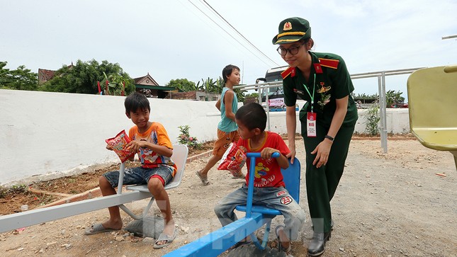 Thanh niên trao tặng sân chơi cho trẻ em nghèo Nghệ An ảnh 5