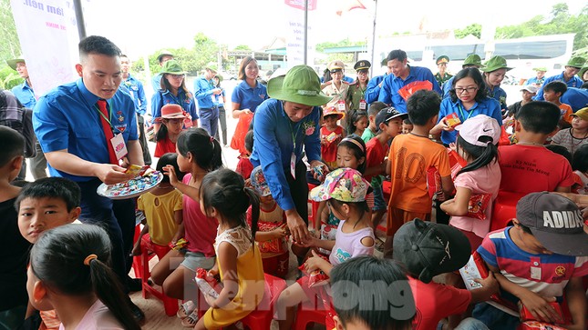 Thanh niên trao tặng sân chơi cho trẻ em nghèo Nghệ An ảnh 12