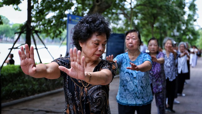 Sáng sớm Hà Nội giữa đợt nắng nóng kỷ lục ảnh 2