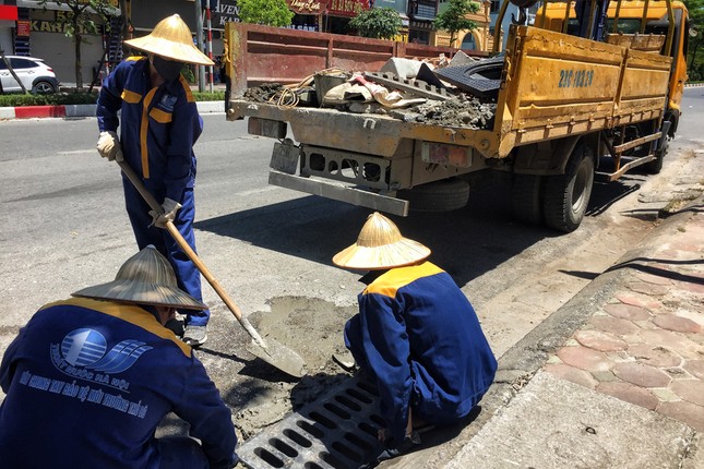 Nền nhiệt duy trì 40 độ, đường phố Hà Nội xuất hiện ảo ảnh ảnh 5