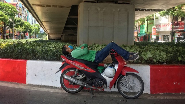Nền nhiệt duy trì 40 độ, đường phố Hà Nội xuất hiện ảo ảnh ảnh 7
