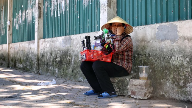 Nền nhiệt duy trì 40 độ, đường phố Hà Nội xuất hiện ảo ảnh ảnh 8