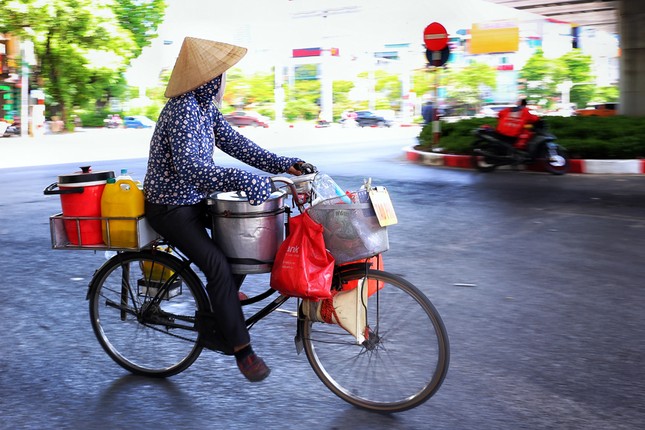 Nền nhiệt duy trì 40 độ, đường phố Hà Nội xuất hiện ảo ảnh ảnh 9