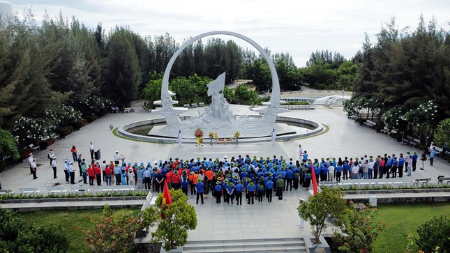 Đoàn Hành trình Tuổi trẻ vì biển đảo quê hương dâng hương tưởng niệm các chiến sĩ Gạc Ma ảnh 2
