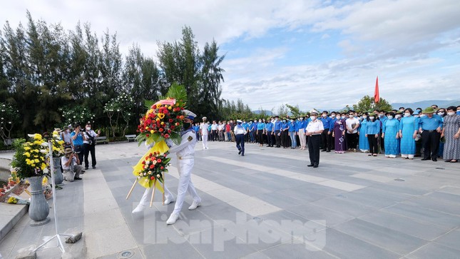Đoàn Hành trình Tuổi trẻ vì biển đảo quê hương dâng hương tưởng niệm các chiến sĩ Gạc Ma ảnh 5