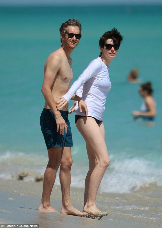 Vợ chồng Anne Hathaway quấn quýt trên bãi biển ảnh 1