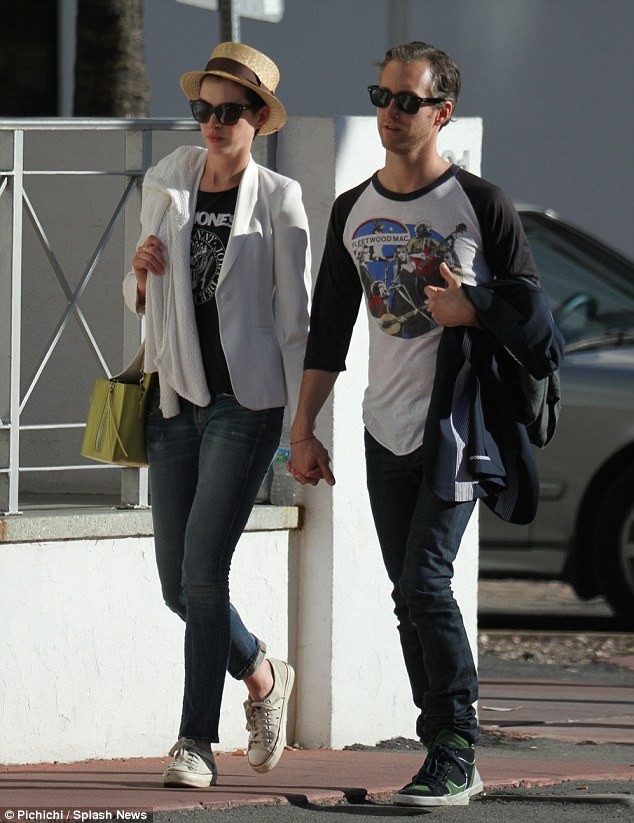 Vợ chồng Anne Hathaway quấn quýt trên bãi biển ảnh 5