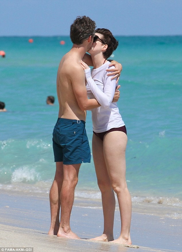 Vợ chồng Anne Hathaway quấn quýt trên bãi biển ảnh 2