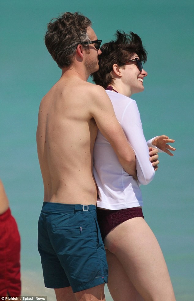 Vợ chồng Anne Hathaway quấn quýt trên bãi biển ảnh 3