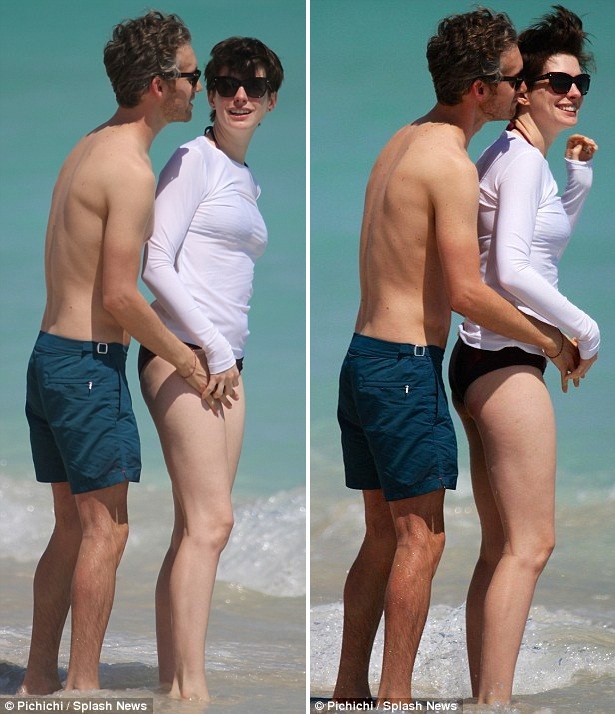 Vợ chồng Anne Hathaway quấn quýt trên bãi biển ảnh 4
