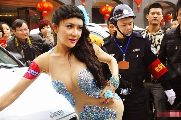 Khoe thân lõa lồ, "dâm phụ Phan Kim Liên" bị "ném đá" ảnh 3