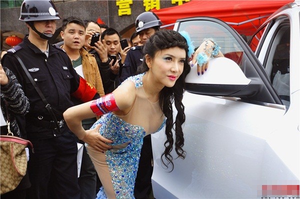 Khoe thân lõa lồ, "dâm phụ Phan Kim Liên" bị "ném đá" ảnh 4