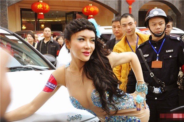 Khoe thân lõa lồ, "dâm phụ Phan Kim Liên" bị "ném đá" ảnh 5