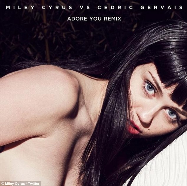 'Gái hư' Miley Cyrus khoe ngực trần bên ngựa trắng ảnh 1