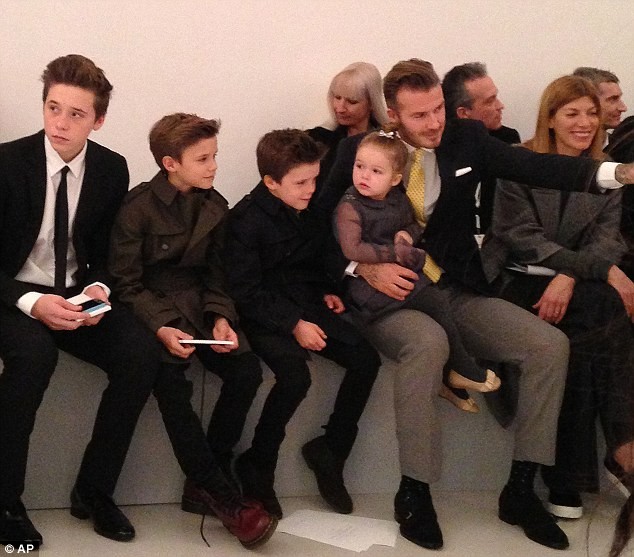 Thiết kế của vợ Beckham bị D&G chê 'bình dân' ảnh 4