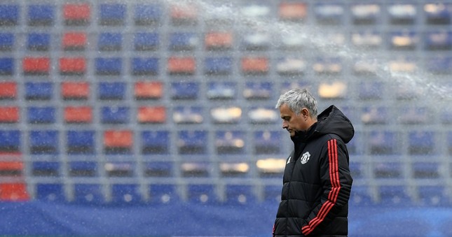 HLV Mourinho 'dựng xe bus' đấu Benfica? ảnh 1