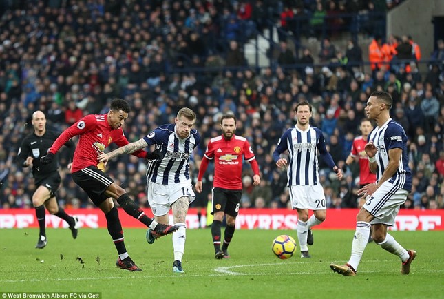 Lukaku lại ghi bàn, M.U thắng nhọc West Ham ảnh 2