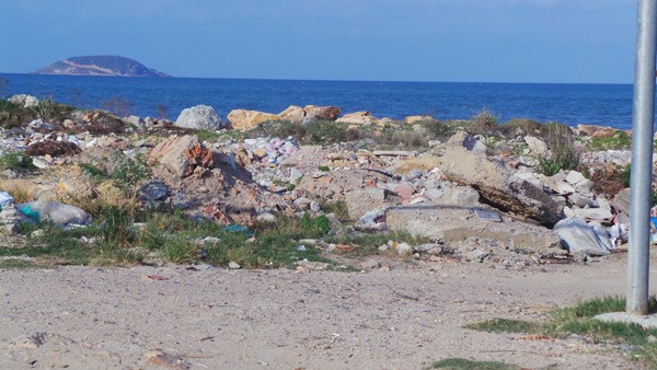 Dự án lấn vịnh Nha Trang trái phép ngập rác thải và thành bãi xe 'lậu' ảnh 2