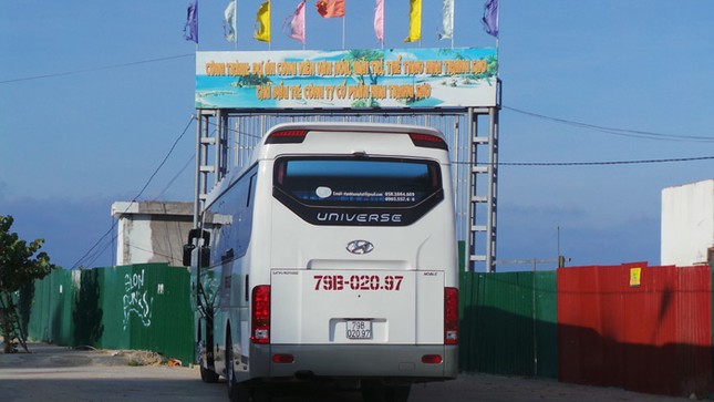 Dự án lấn vịnh Nha Trang trái phép ngập rác thải và thành bãi xe 'lậu' ảnh 3
