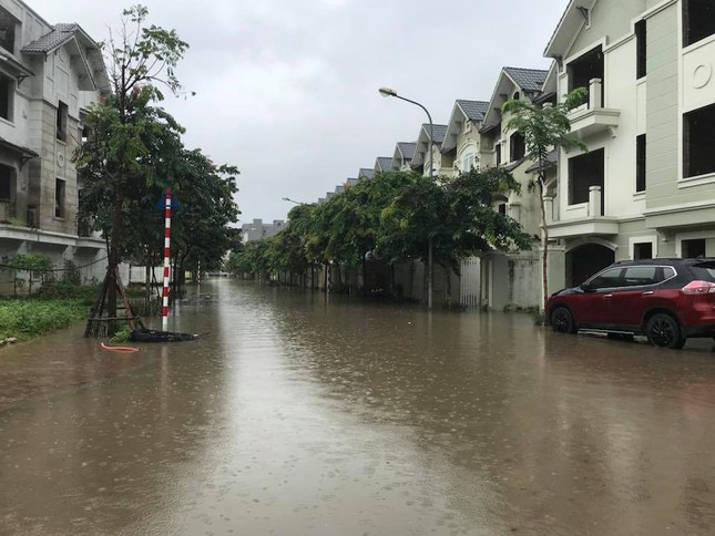 ‘Làng’ biệt thự triệu đô Hà Nội chìm trong biển nước ảnh 1
