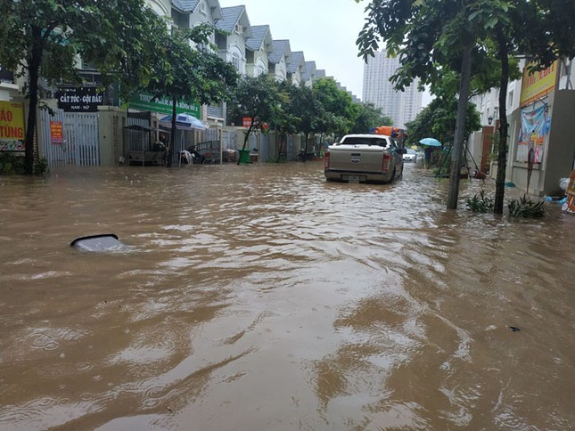 ‘Làng’ biệt thự triệu đô Hà Nội chìm trong biển nước ảnh 6