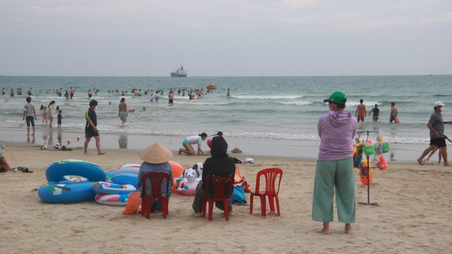 Biển Đà Nẵng đông nghịt người ngày cuối tuần ảnh 6