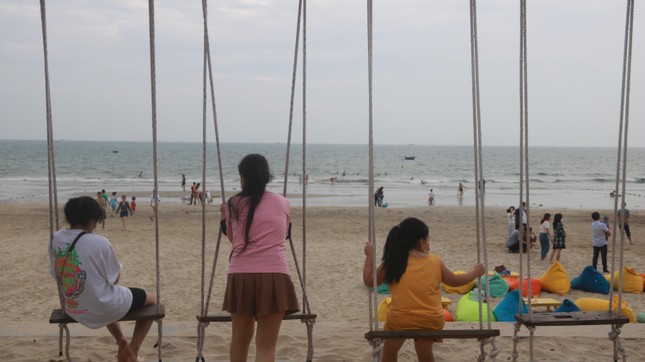 Biển Đà Nẵng đông nghịt người ngày cuối tuần ảnh 15