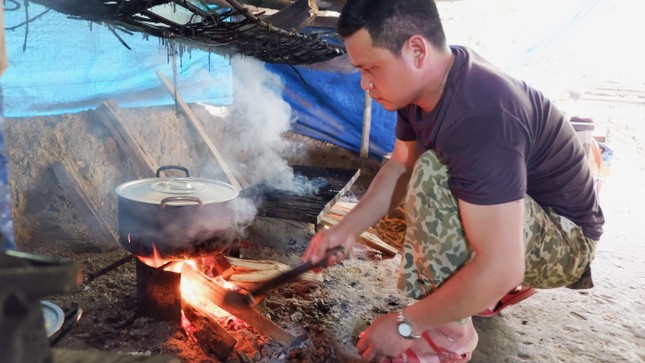 Cắm quân giữ rừng, ngăn 'vàng tặc' trở lại vườn quốc gia Sông Thanh ảnh 20