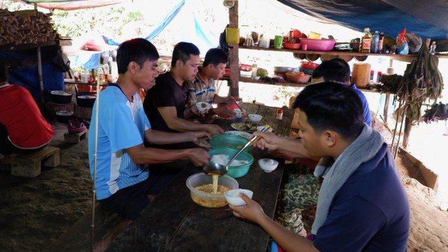 Cắm quân giữ rừng, ngăn 'vàng tặc' trở lại vườn quốc gia Sông Thanh ảnh 25