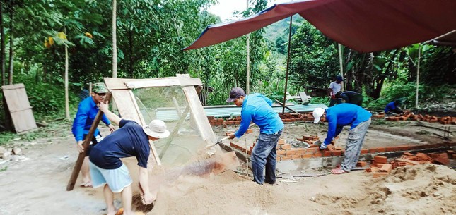 Băng rừng, lội suối dựng nhà giúp người dân ảnh 5