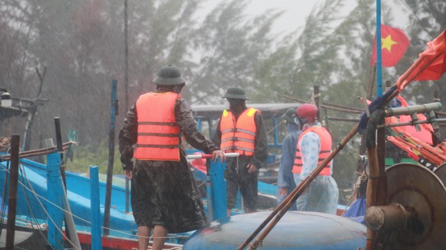 Da Nang forced more than a hundred people to refuse to go ashore to avoid storms - Photo 1.