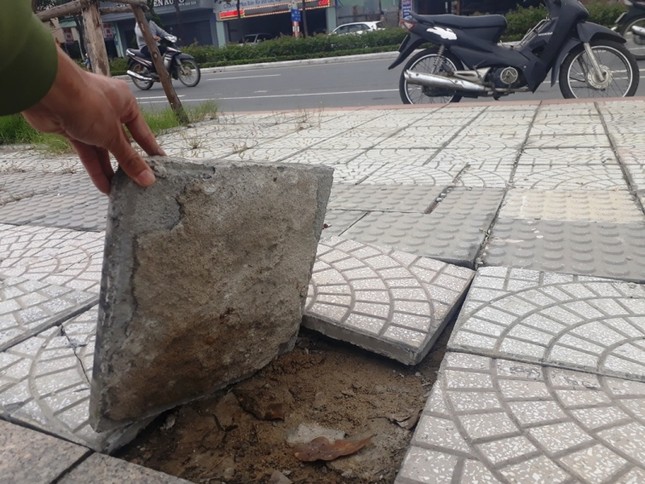 Gạch lát vỉa hè hư hỏng, bong tróc