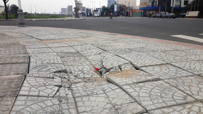 Gạch lát vỉa hè hư hỏng, bong tróc