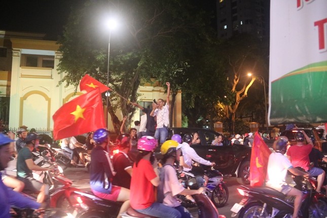 Cổ động viên Đà Nẵng quấn cờ đỏ, vinh danh HLV Park Hang-seo ảnh 1