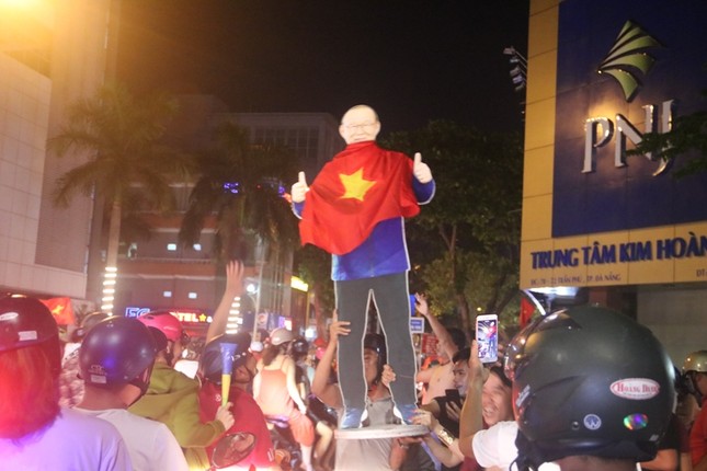 Cổ động viên Đà Nẵng quấn cờ đỏ, vinh danh HLV Park Hang-seo ảnh 5