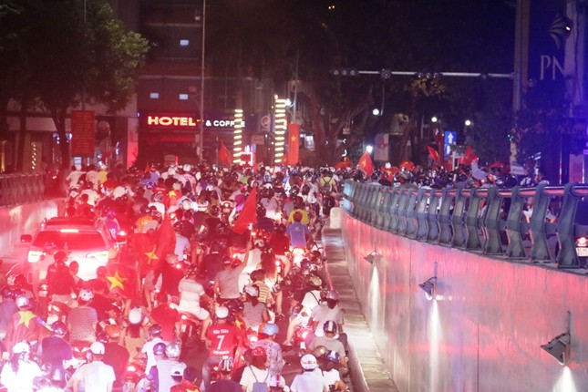 Cổ động viên Đà Nẵng quấn cờ đỏ, vinh danh HLV Park Hang-seo ảnh 7