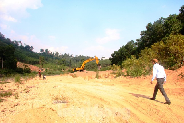Sông trơ đáy, tỉnh Quảng Nam cho xúc cát đe dọa an toàn đường Hồ Chí Minh ảnh 3