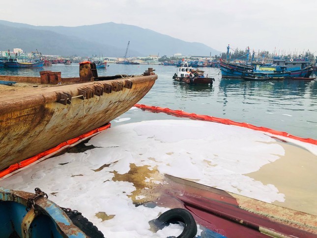 Khẩn trương xử lý sự cố tràn dầu trên âu thuyền, cảng cá Thọ Quang ảnh 6