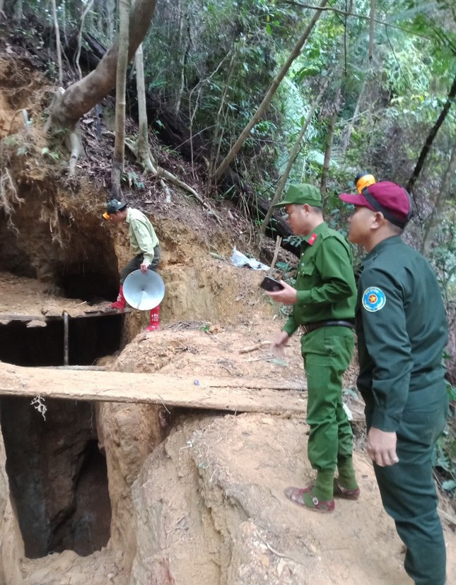 Đà Nẵng triển khai lực lượng đánh sập các hầm khai thác vàng trái phép ảnh 1