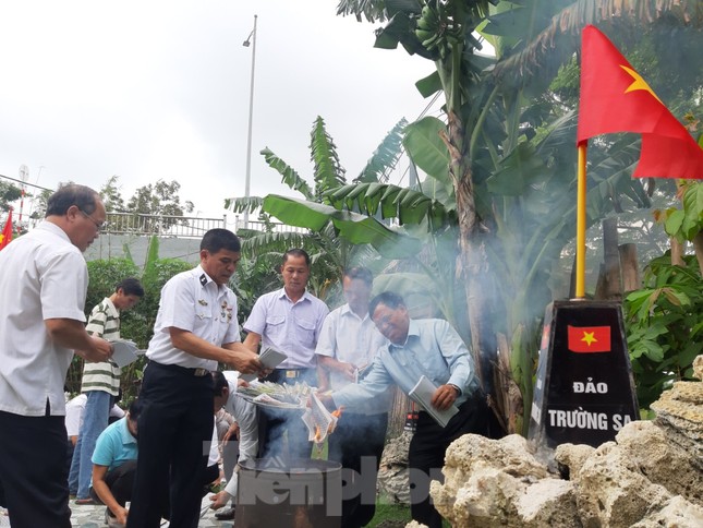 Xúc động lễ tưởng niệm 64 liệt sĩ ngã xuống ở Gạc Ma ảnh 5
